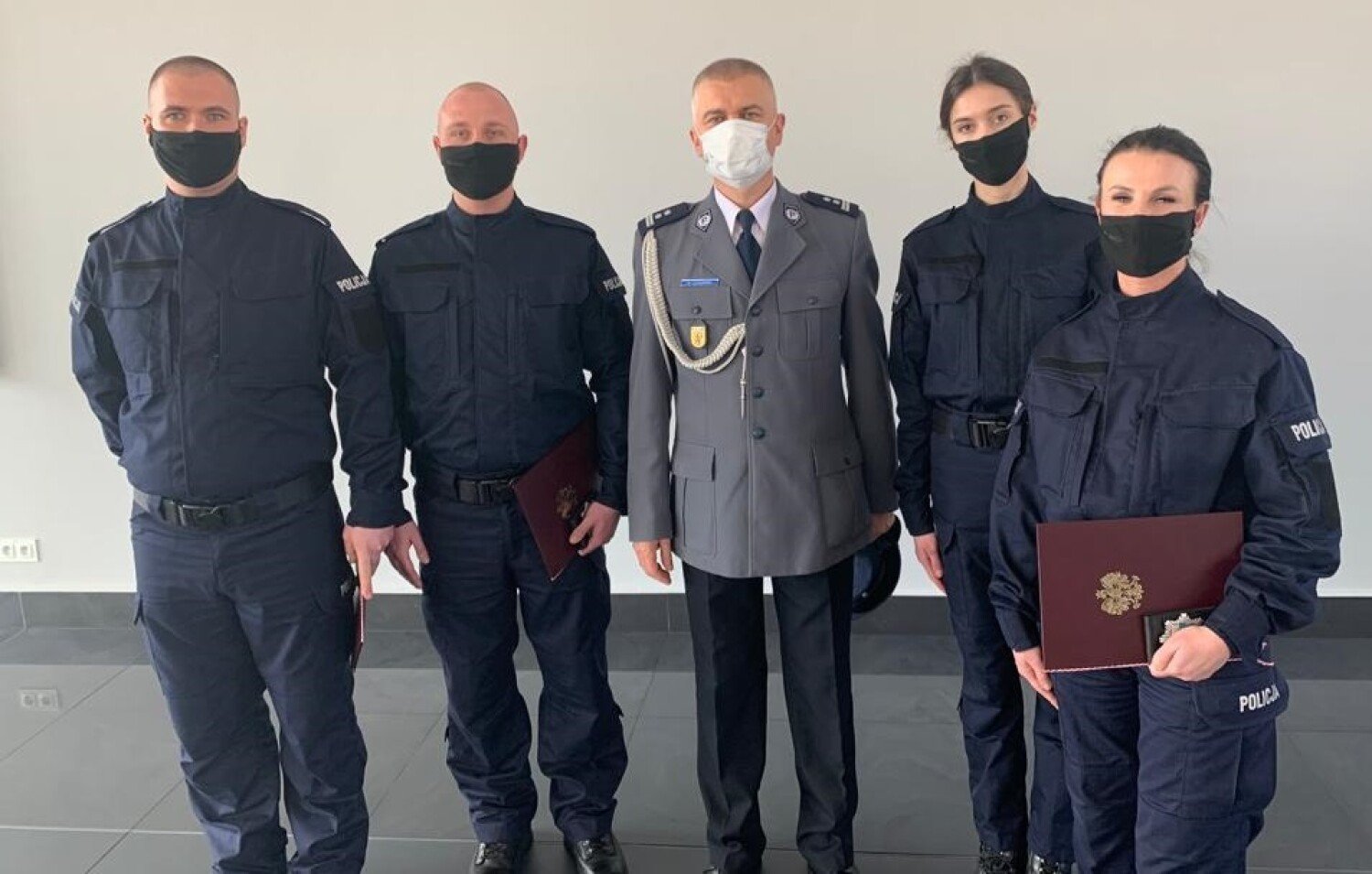 Uroczystość ślubowania nowo przyjętych policjantów w komendzie w