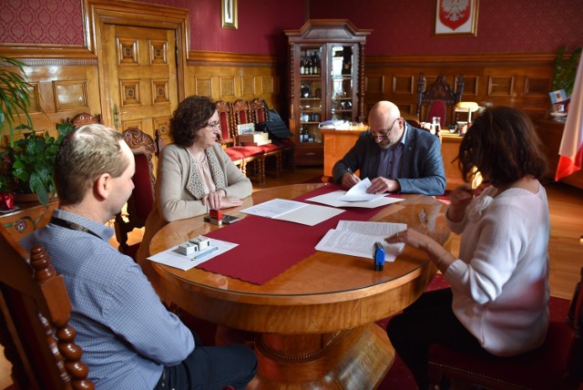 W czwartek, 11 maja, burmistrz Piotr Hojan podpisał umowę z wykonawcą