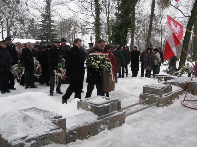 Uroczystości odbywały się m. in. pod Mogiłą Powstańczą na cmentarzu parafialnym przy kościele garnizonowym.