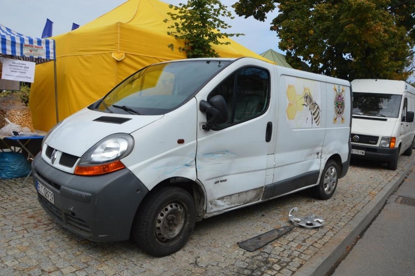 Wypadek w centrum Łowicza. Nietrzeźwy kierowca uderzył w auto radnego miejskiego [Zdjęcia]