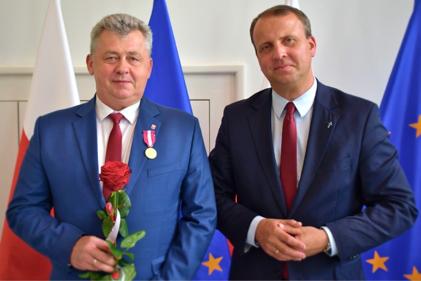 Medal wręczył staroście wojewoda Michał Zieliński.