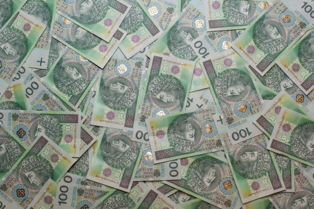 Miliony złotych muszą zwrócić klientom polskie banki. Taką decyzję wydał UOKiK.