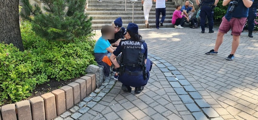 Zakopane. Policja odnalazła zaginionego 9-latka. Był na Krupówkach. Służby wyjaśniają, co się stało. Chłopcu pomogli bezdomni?