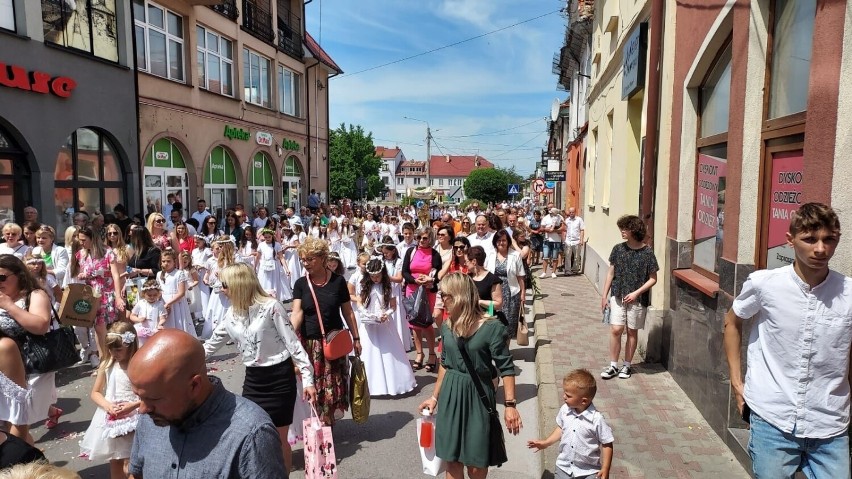 Boże Ciało 2022 w centrum Staszowa. Procesja ruszył z kościoła Świętego Bartłomieja, były tłumy. Zobaczcie zdjęcia 