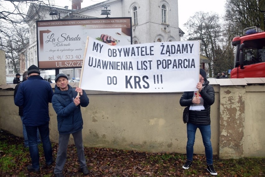 Pod Domem Kultury Kolejarza w Stargardzie na prezydenta Andrzeja Dudę czekali jego zwolennicy i przeciwnicy ZDJĘCIA