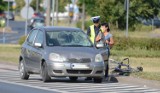 Wypadek na rondzie Czadcy w Toruniu. Kolejny rowerzysta potrącony przez samochód [ZDJĘCIA]