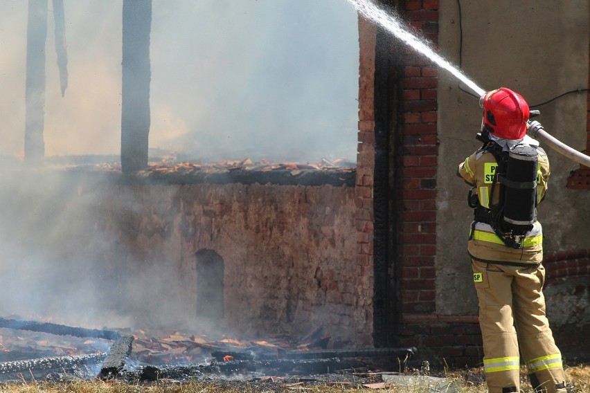 Pożar stodoły przy ul. Wielogórskiej w Legnicy [ZDJĘCIA]