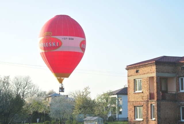 W tym roku Górskie Zawody Balonowe, które od wielu lat były największą atrakcją majówki, zostały odwołane. Jednak  mieszkańcy mogli przez chwilę podziwiać majestatyczny przelot aerostatów, choć na niebie pojawiło się ich nie kilkadziesiąt, ale zaledwie pięć. 

Wśród nich -  m.in. załoga krośnieńskiego Cellfastu. Wszystko odbyło się z zachowaniem zasad bezpieczeństwa związanych z epidemią. Piloci wystartowali ok. godz. 18 z rejonu granicy Krosna i Spornego, przelecieli nad Białobrzegami, osiedlem Tysiąclecia, obwodnicą i lotniskiem. Wylądowali w Polance.