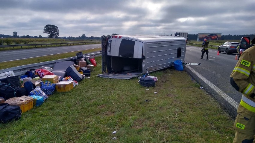 Groźny wypadek busa na autostradzie A2 w Łódzkiem. 4 osoby ranne, w tym 2 dzieci FOTO