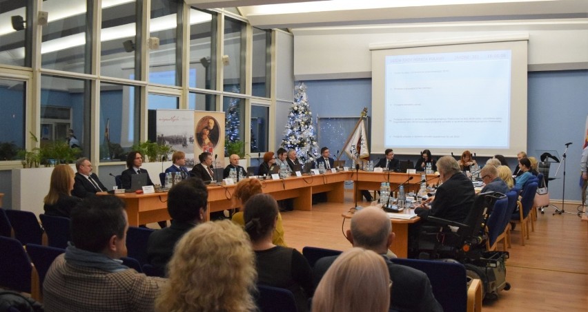 Trzecia sesja Rady Miasta Puławy. Uchwały przeciw narkomanii i wystąpienie prezesa Wisły (Zdjęcia)
