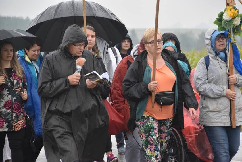Pielgrzymka do Żylin 2020. Pątnicy z biskupem Adrianem Galbasem na czele szli w deszczu [Zdjęcia]