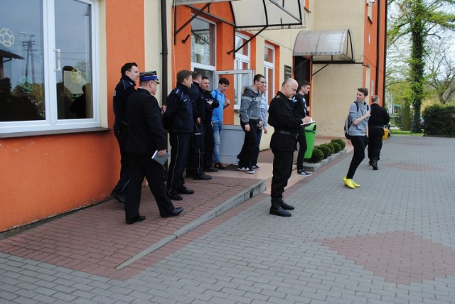 W spotkaniu zorganizowanym przez funkcjonariuszy policji i straży pożarnej z Radziejowa udział wzięli uczniowie, nauczyciele oraz pracownicy Gimnazjum Publicznego w Topólce.