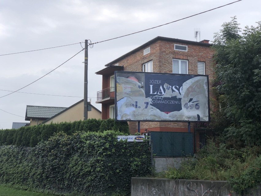 Zniszczony billboard Józefa Lassoty