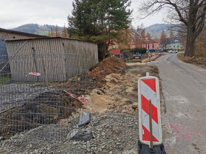 Stronie Śląskie. Trwa budowa chodnika przy ulicy Sudeckiej