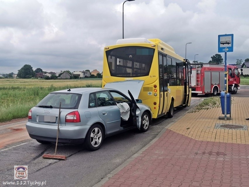 Audi wjechało w tył autobusu