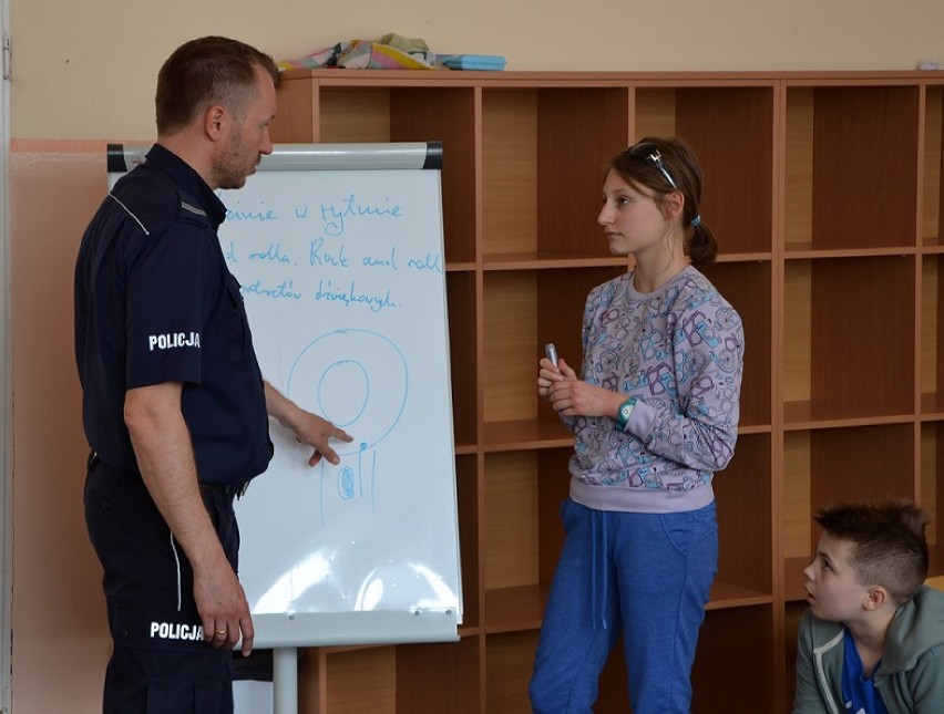 Pruszcz Gdański: Spotkania policjantów z dziećmi i dorosłymi. Bezpieczeństwo na drodze i zapobieganie przemocy [ZDJĘCIA]