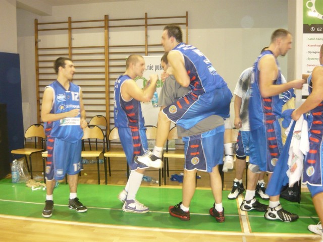 Po meczu koszykarze z Kłodzka bardzo cieszyli się z wygranej w Pleszewie