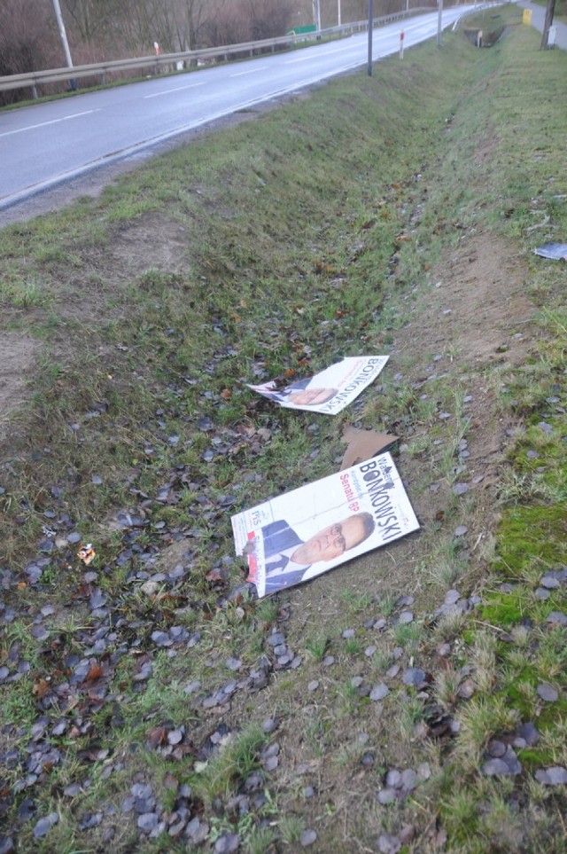 Plakaty i bannery wyborcze w Borkowe, których nie uprzątnęły komitety