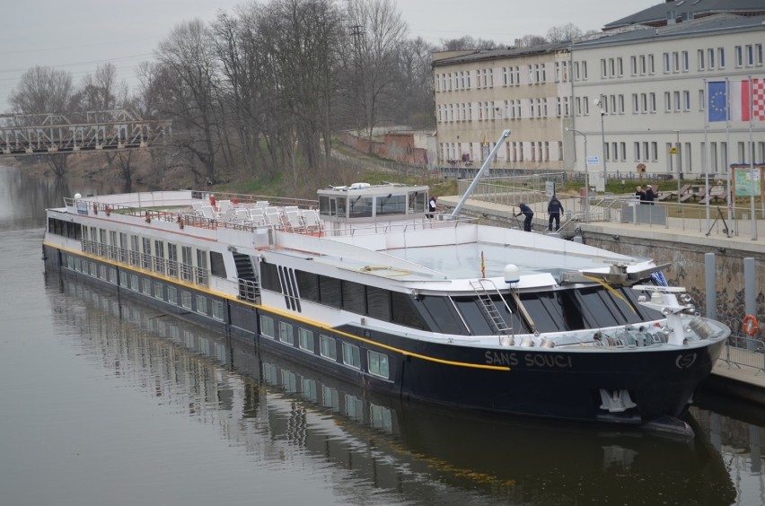 Wycieczkowy statek MS Sans Souci zawitał do głogowskiej mariny. ZOBACZ, JAK WYGLĄDA W ŚRODKU