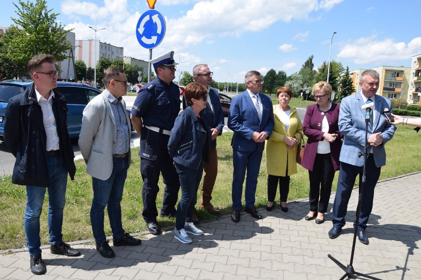 Nowe rondo w Sieradzu. Oficjalne otwarcie i zapowiedź, że w przyszłości będą powstawać kolejne ZDJĘCIE