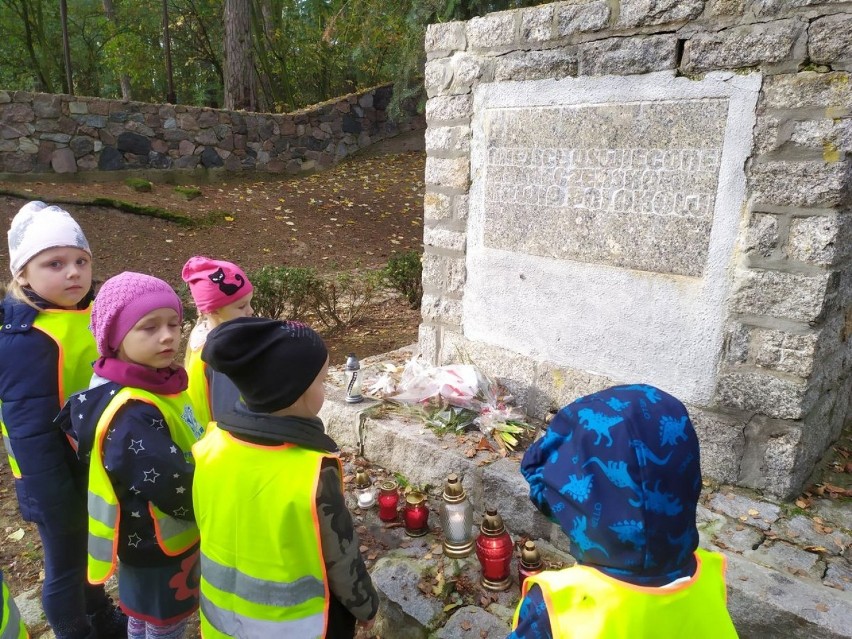 Wolsztyn: przedszkolaki pod Pomnikiem Bohaterów Bielnika