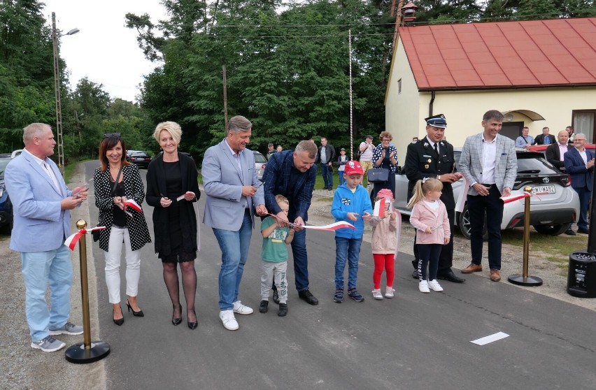 Nowe drogi w gminie Poddębice oddane do użytku. Tym razem ucieszyli się mieszkańcy Feliksowa oraz Zagórzyc ZDJĘCIA