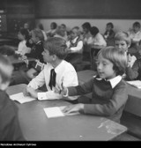 Tak dawniej wyglądało rozpoczęcie roku: białe bluzki lub mundurki, apele, spotkania z nauczycielami w klasach. Zobacz archiwalne zdjęcia