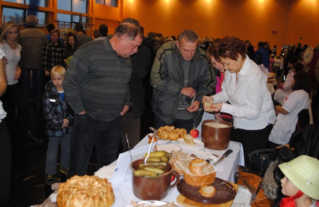 Degustacja potraw z gęsiny podczas obchodów 11 listopada w Rypinie