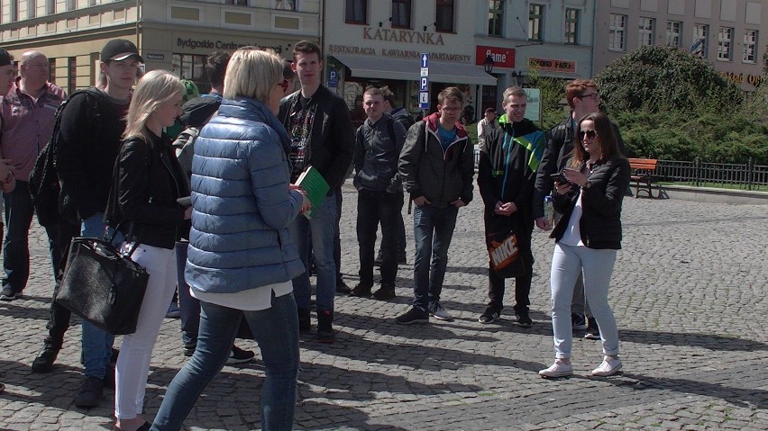 Czytelniczy flash mob w samym sercu Bydgoszczy [zdjęcia, wideo] 