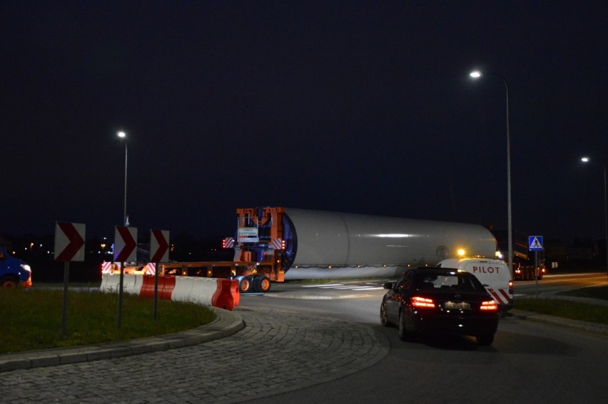 Lębork. Jadą nocą "gabaryty" przez miasto. Takich transportów będzie jeszcze kilkadziesiąt