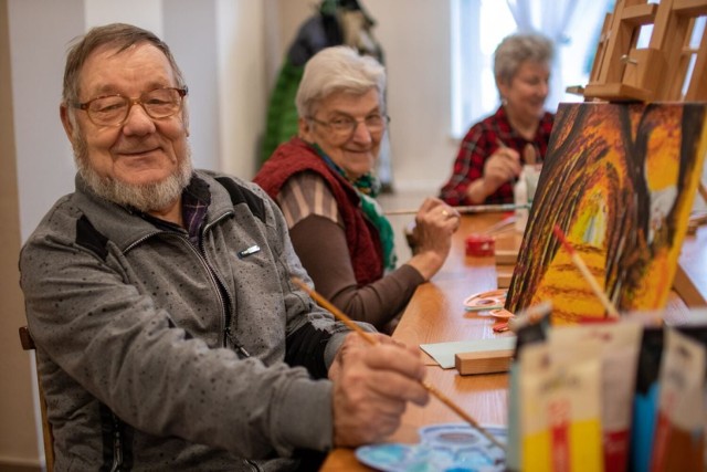 Seniorzy dzięki różnorodności zajęć, mają szansę odkryć w sobie nowe talenty.