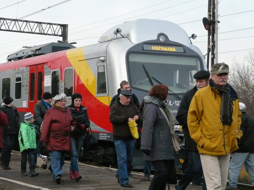 Zmodernizowany EN57 na dworcu w Sieradzu