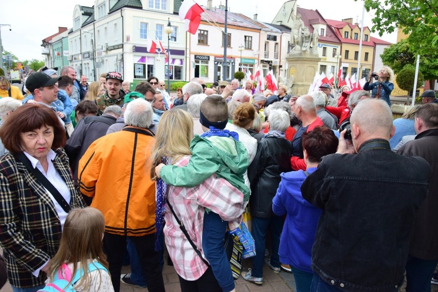 Dzień Flagi w Tarnobrzegu. Mieszkańcy szturmem ruszyli po darmowe flagi, które rozdawał na Rynku prezydent Dariusz Bożek