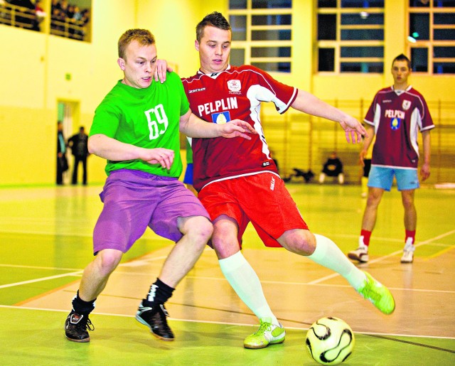 W pelplińskie lidze futsalu liderami są piłkarze Wierzycy (bordowe koszulki)