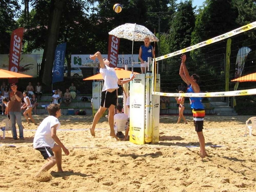 Bielsko-Biała: Plaża - Siatkówka Plażowa. Trzeci turniej rozgrywano na basenie w Cygańskim Lesie