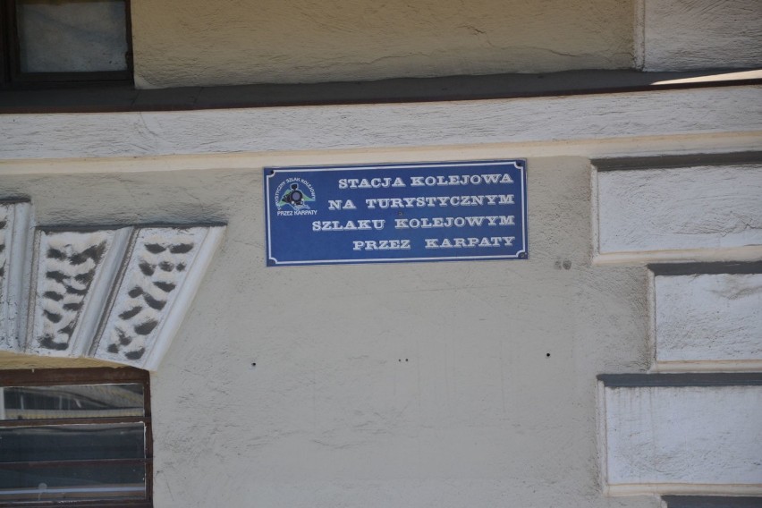 Pamiątkowa tablica na b. budynku Stacji Kraków – Płaszów.