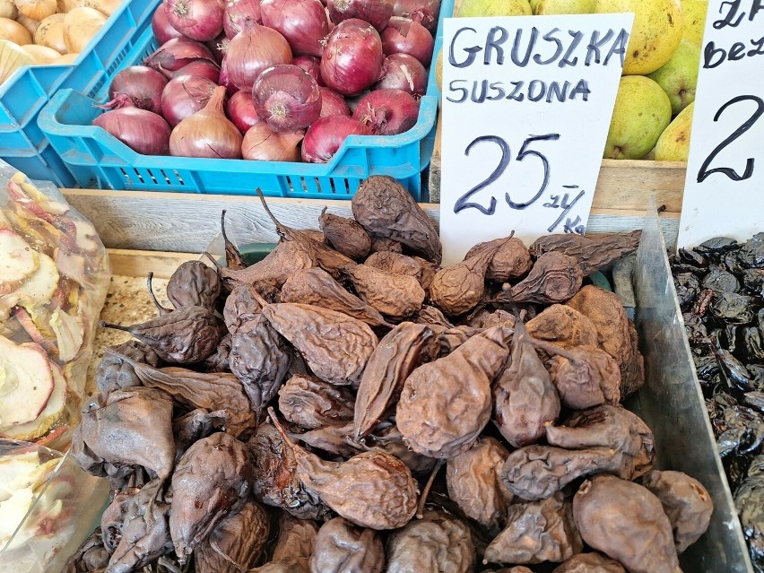 Ceny owoców i warzyw na bazarach w Kielcach we wtorek 19 grudnia. Po ile kapusta i suszone jabłka, gruszki? Zobaczcie ceny