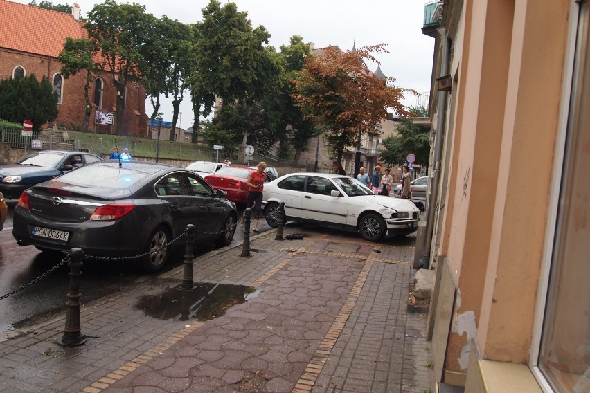 Samochód uderzył w budynek na Wyszyńskiego