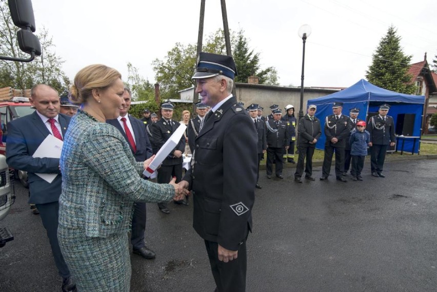 Oficjalnie przekazano nowy wóz bojowy dla OSP Margonin (ZDJĘCIA)