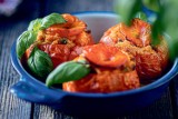 Faszerowane pomidory z piekarnika. Odkryj przepis na apetyczne danie z mozzarellą. Wyjątkowego smaku dodadzą zielone kulki pewnej rośliny