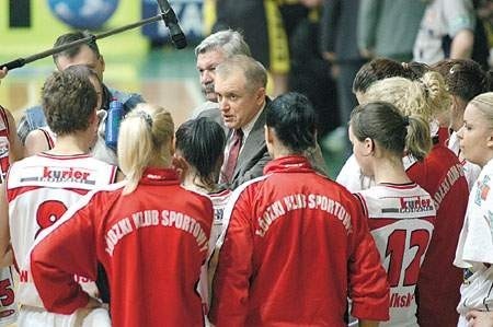 Wydaje się mało prawdopodobne, aby w przyszłym sezonie trener Andrzej Nowakowski (w środku) udzielał wskazówek koszykarkom ŁKS
