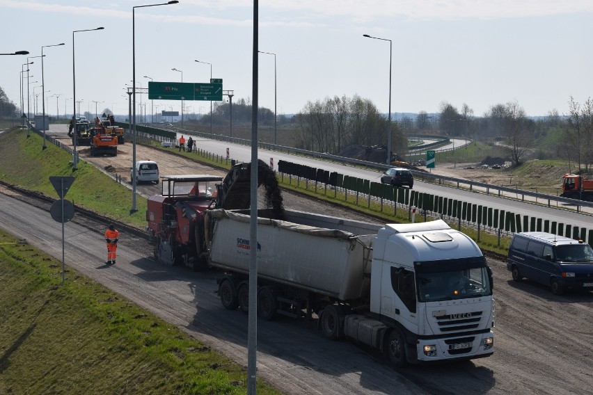 „Zdzierają” asfalt spod wiaduktu nad obwodnicą Szczecinka przy ulicy Słupskiej [zdjęcia]