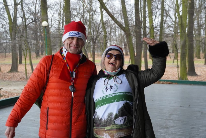 Mikołajkowe spotkanie grupy Drapiki i Pasjonaci Nordic Walking w Legnicy