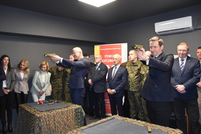 W Zespole Szkół Licealno-Technicznych w Kluczborku została otwarta wirtualna strzelnica. W wydarzeniu uczestniczył m.in. Marcin Ociepa, wiceminister obrony narodowej i poseł.