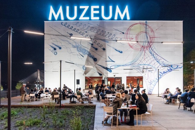Muzeum Sztuki Nowoczesnej kończy działalność nad Wisłą i przenosi się do nowej siedziby w centrum Warszawy.