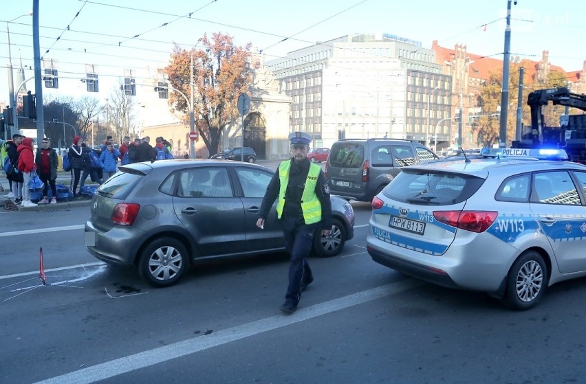 Wypadek w centrum Szczecina. Dwie osoby potrącone na Bramie Portowej