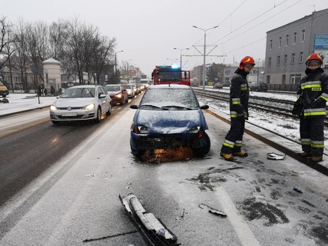 W poniedziałek przed godziną 10 na ul. Fordońskiej w Bydgoszczy doszło do wypadku. W wyniku zderzenia dwóch samochodów osobowych, jedna osoba została przewieziona do szpitala. 

FLESZ - Ferie zimowe 2019

źródło: TVN/x-news