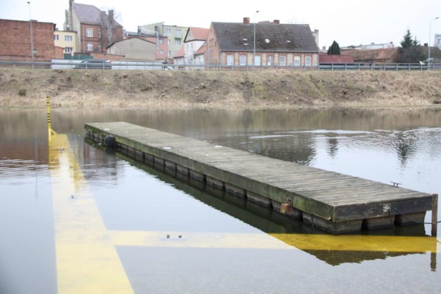 1 marca na wodowskazie w Międzychodzie było 257 cm. Woda zalała już część Starego Portu.