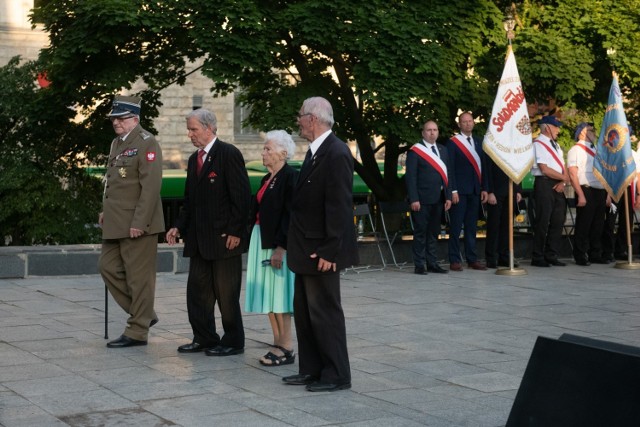 Na placu Adama Mickiewicza odbyły się główne obchody 65. rocznicy Poznańskiego Czerwca 1956 roku. Pod poznańskimi krzyżami zebrali się kombatanci wydarzeń sprzed 65 lat, przedstawiciele władzy lokalnej, parlamentarzyści, samorządowcy oraz członkowie związków zawodowych. Świadectwo uczestnika wygłosił Andrzej Sporny. Odczytano listy prezydenta Andrzeja Dudy oraz premiera Mateusza Morawieckiego.