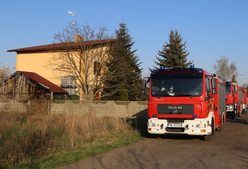 Pożar wiaty z drewnem opałowym w Chorzeminie 